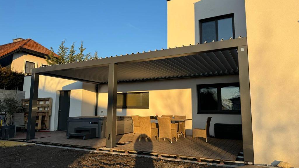 Pergola R600 mit Regensensor